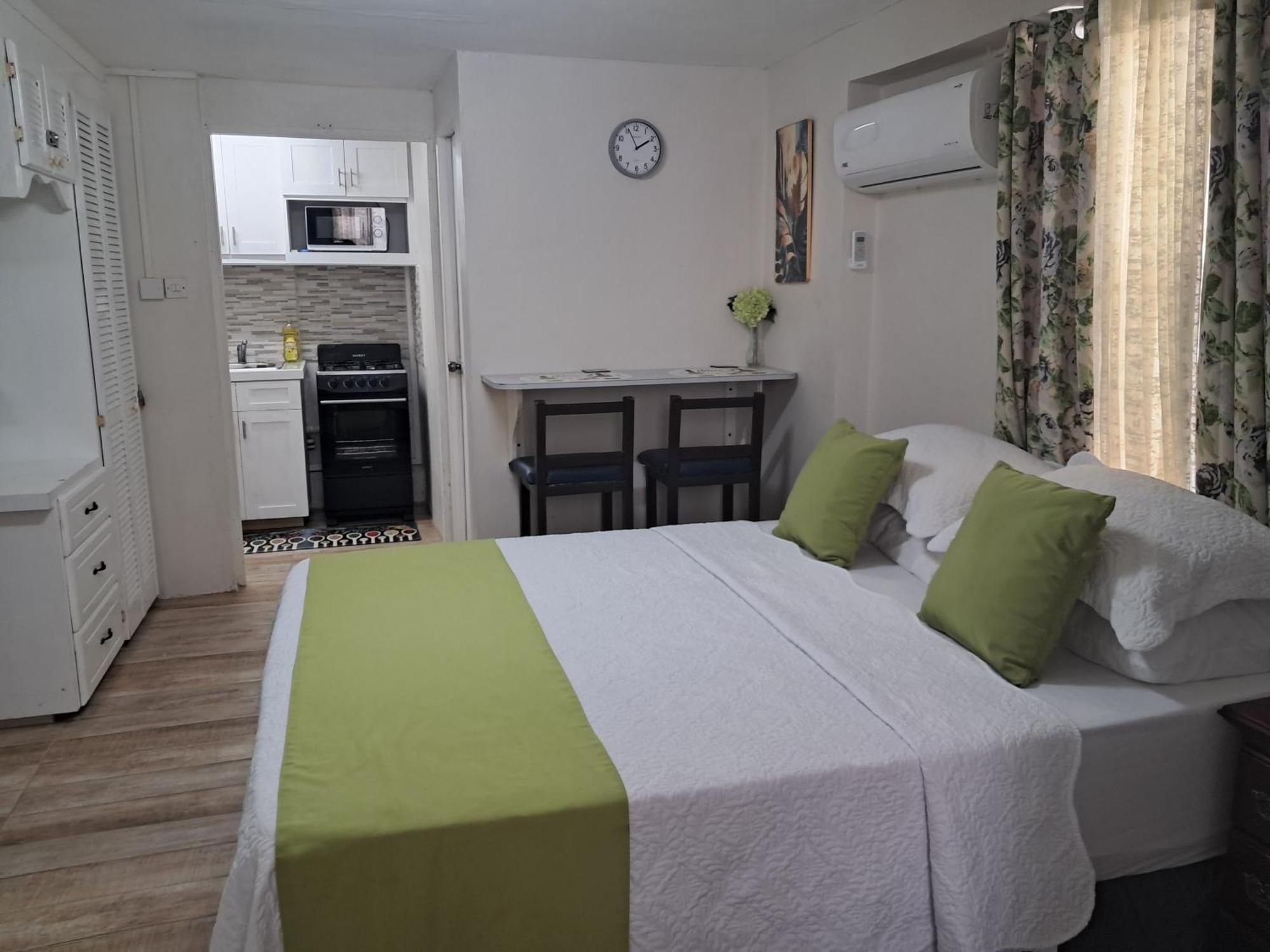 Michand Guest Apartments- Cozy One Or Two Bedroom- 5 Walk Minutes From Airport 10 Mins Drive To Oistins Or Beach Christ Church Exterior foto